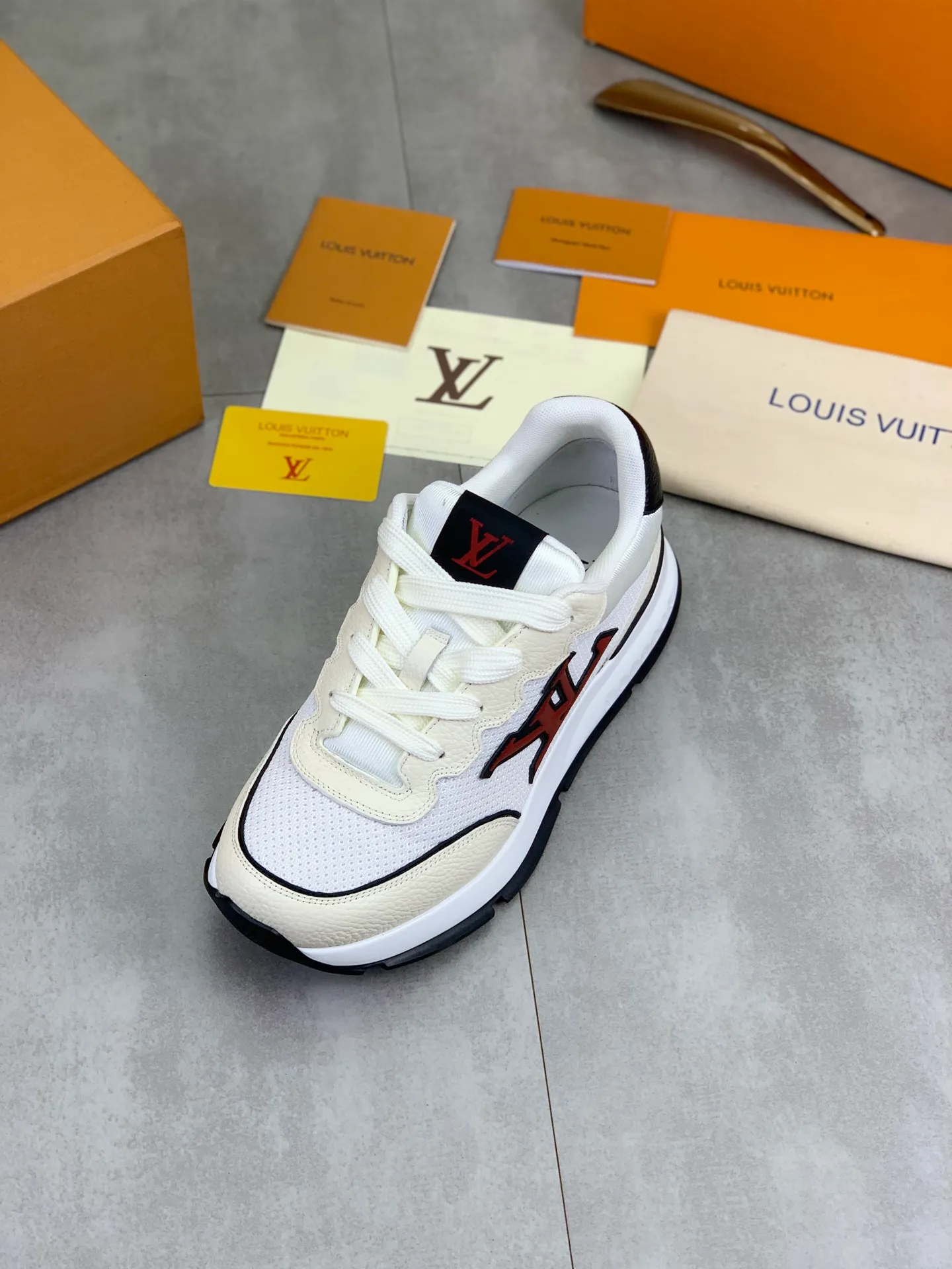 Factory price P700 💶 Top version [LOUIS VUITTON] Couple 🧑‍🤝‍🧑 Craftsman style Counter series (original order) New style 🍀LV Louis Vuitton - top version LV classic high-top trendy shoes! Made of imported original craft calfskin, original breathable lining, and original wear-resistant, lightweight, high-end TPU outsole! High quality products! 4️⃣ colors available, size: female 35-39, male 39-44 (female 40, male 45 46 customized)